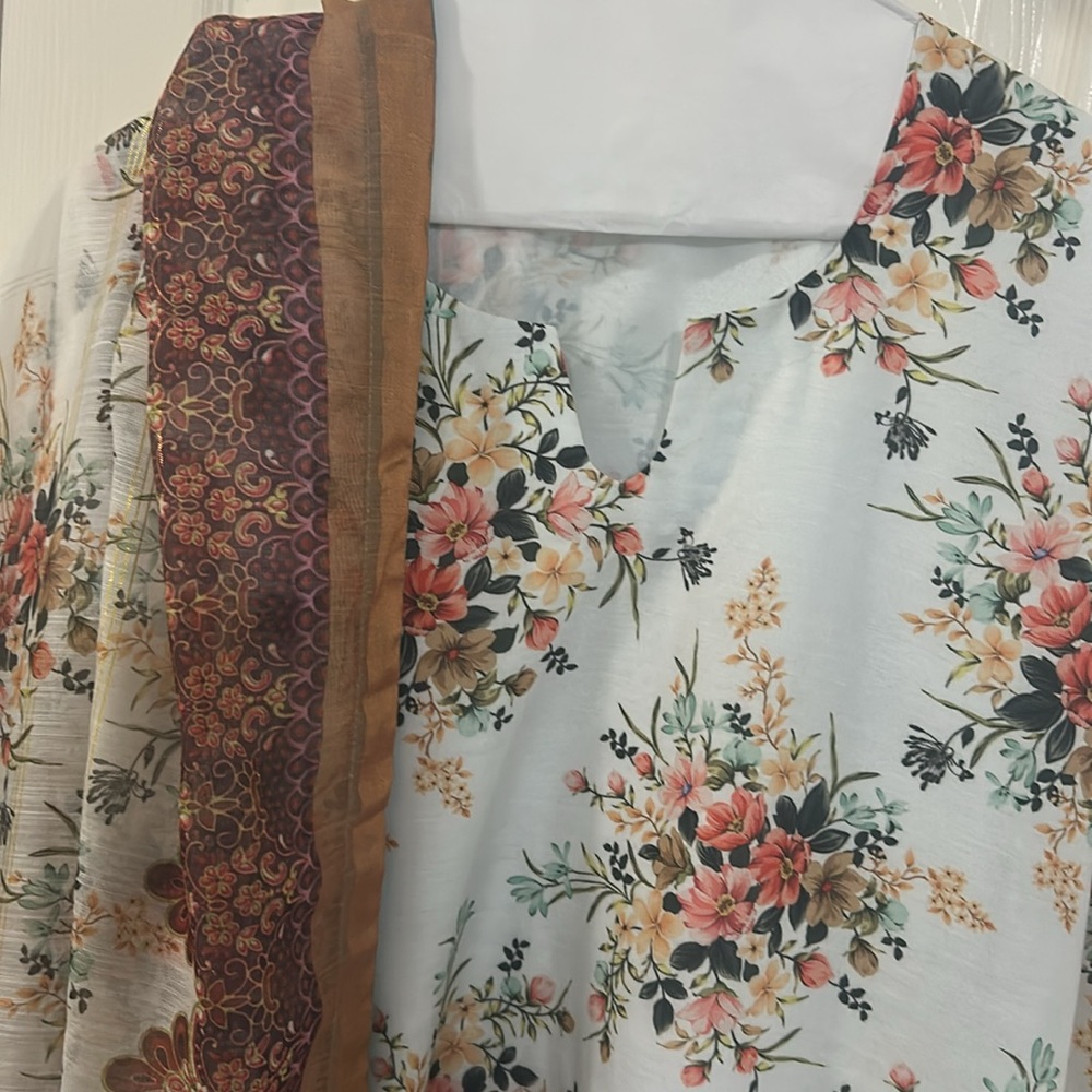 Shalwar kurta kameez  duppata cord set. Size M 
Floral print. NWOT